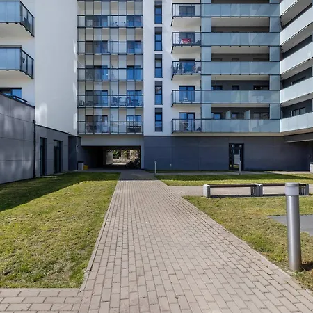 Nowoczesne Typu Z Parkingiem By Renters
